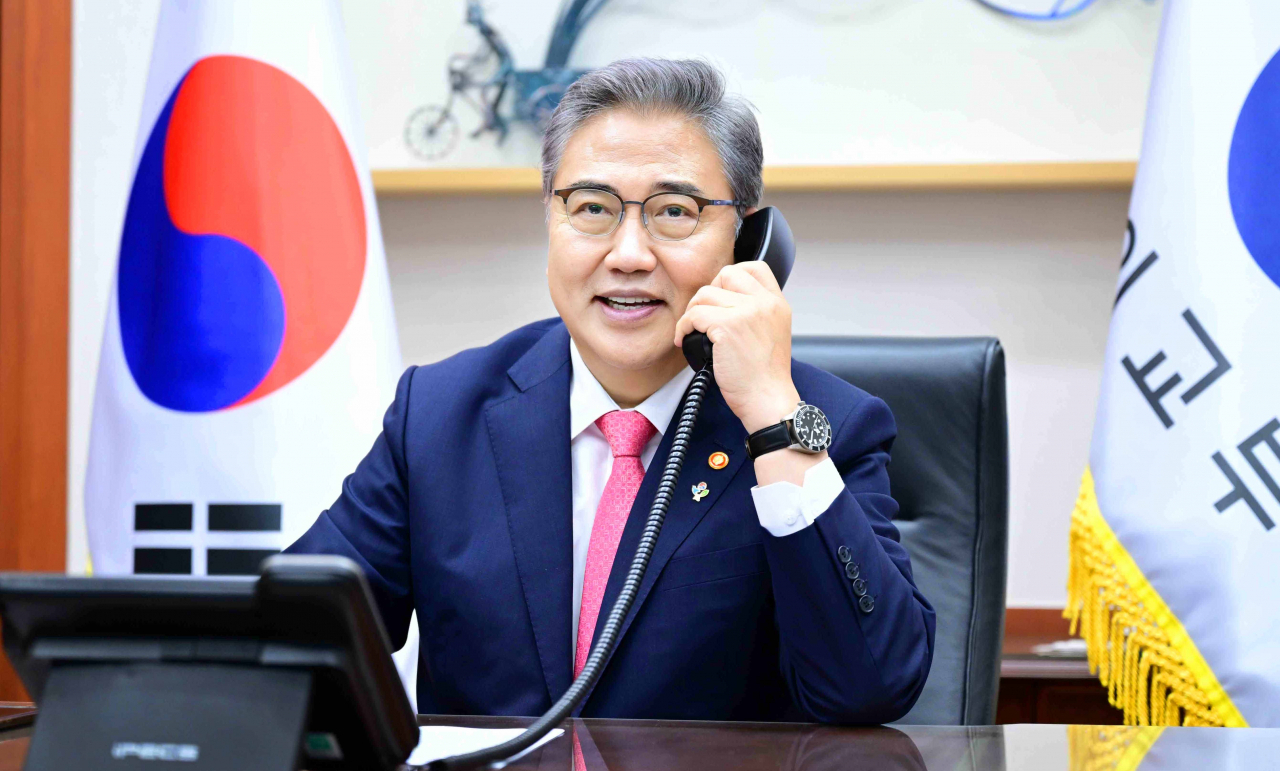 박진 외교부 장관이 23일 압둘라 빈 자이드 알 나흐얀 아랍에미리트(UAE) 외교·국제협력부 장관과 통화하고 양국 고위급 교류 방안에 대해 논의하고 있다. [연합]