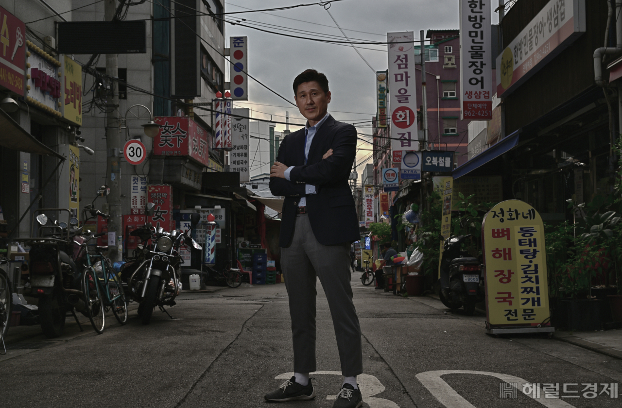 이대우 서울 동대문경찰서 수사1과장이 최근 헤럴드경제와 인터뷰 도중 포즈를 취하고 있다. 박해묵 기자