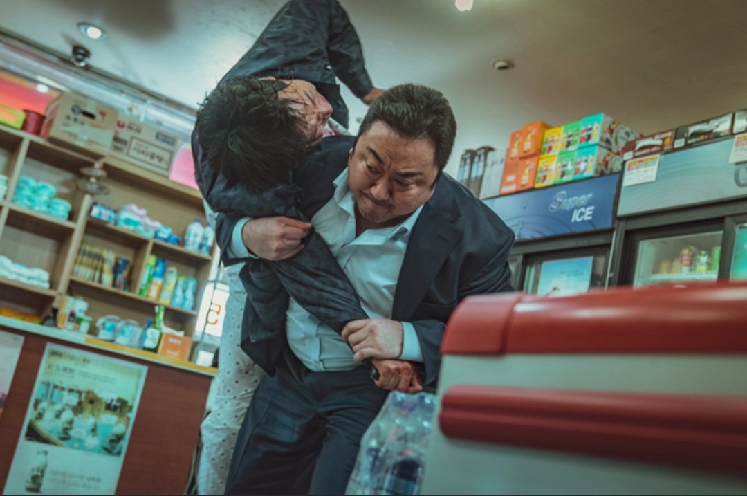 지난 5월 18일 개봉한 '범죄도시2'에서 마석도 형사가 범인을 검거하는 장면. [영화 범죄도시2 스틸컷]