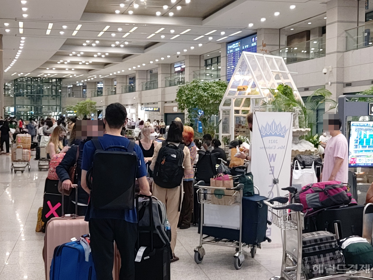 지난 23일 저녁 인천 중구 인천국제공항 입국장의 모습. 김희량 기자