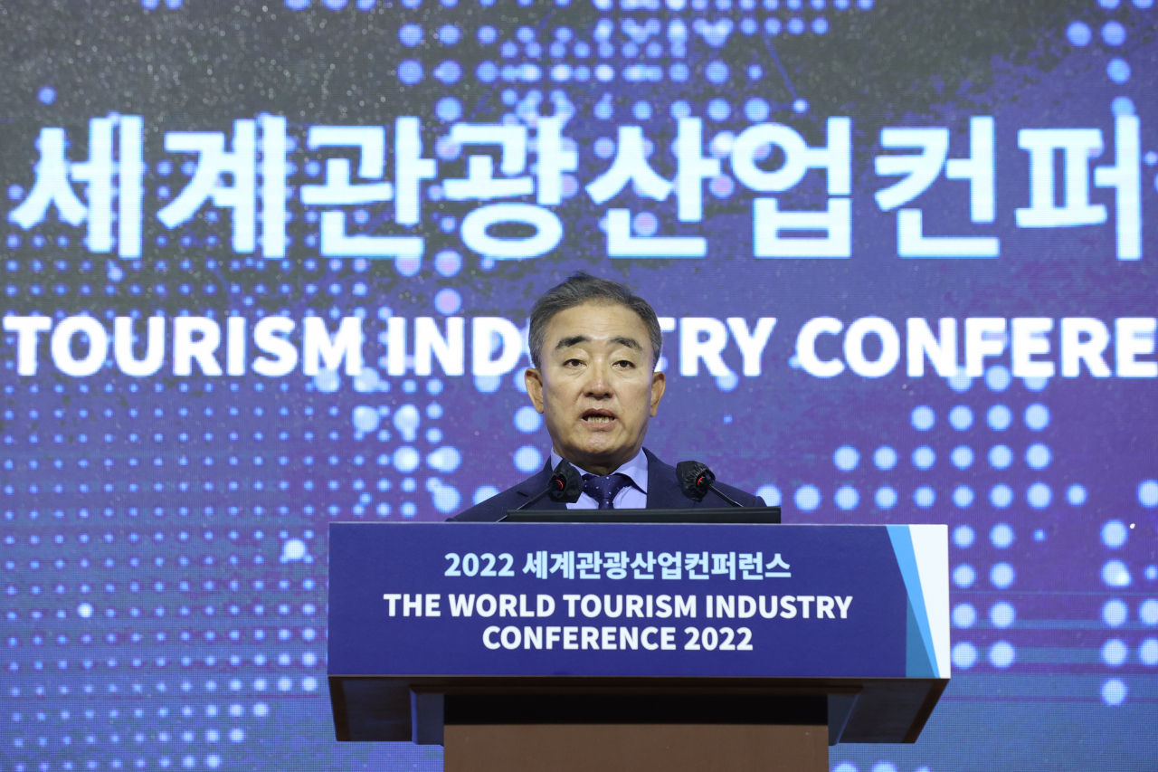 23일 오후 서울 강남구 코엑스에서 열린 '2022 세계관광산업콘퍼런스' 개막식에서 유진룡 국제관광인포럼 회장이 개회사를 하고 있다. 연합뉴스