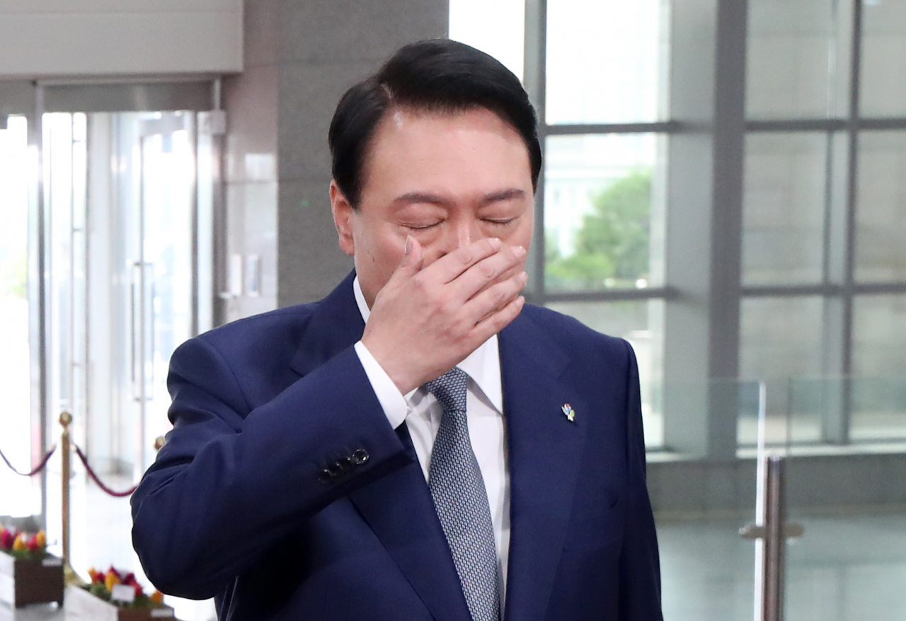 윤석열 대통령이 24일 오전 서울 용산 대통령실 청사로 출근하며 취재진의 질문에 답하고 있다. [연합]