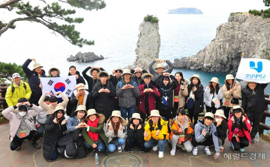 호남대학교(총장 박상철) 재학생과 교직원 160여 명이 참여하는 비교과 프로그램 ‘2022 국토순례’가 27일부터 7월 8일까지 제주도 일원에서 열린다.