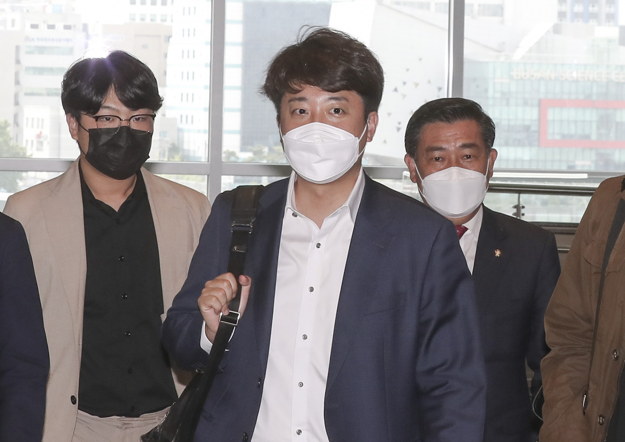 국민의힘 이준석 대표가 24일 오후 부산 동구 부산항국제전시컨벤션센터에서 열린 국민의힘 부산시당 지방선거 당선자 워크숍에 참석하기 위해 이동하고 있다. [연합]
