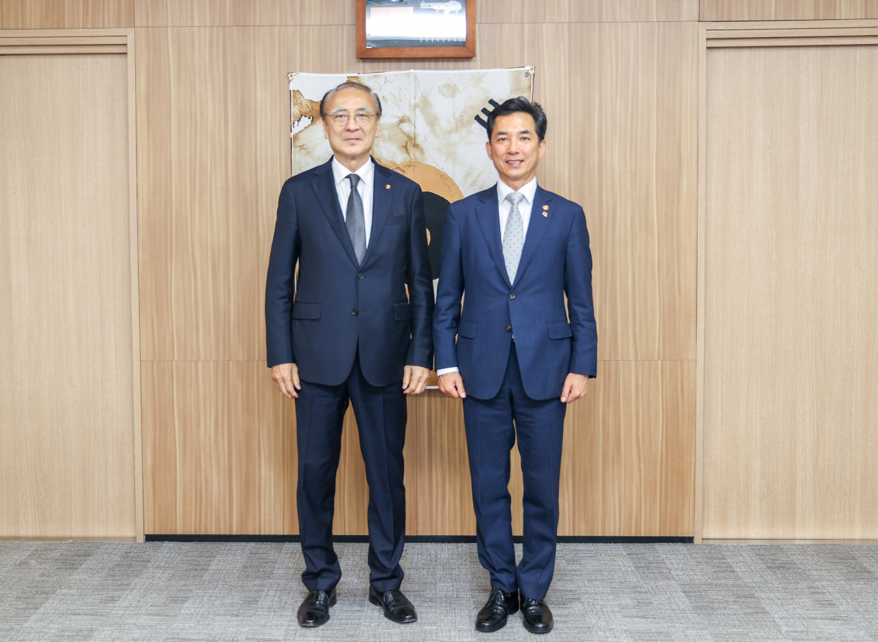 박민식 국가보훈처장(오른쪽)이 지난 2일 서울시 광복회를 방문해 장호권 신임 광복회장과 기념 촬영하고 있다. [연합]