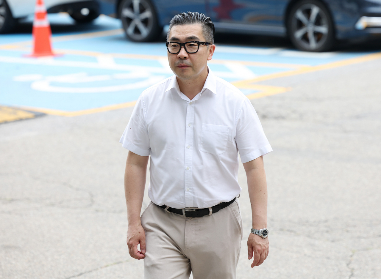 김건희 여사 팬카페인 ‘건사랑’의 이승환 대표가 26일 오후 서울 서초경찰서에서 인터넷 매체 ‘서울의소리’의 정 모 기자를 허위사실에 의한 명예훼손 혐의로 고발한 것과 관련해 고발인 조사를 받기 위해 출석하고 있다. 연합뉴스