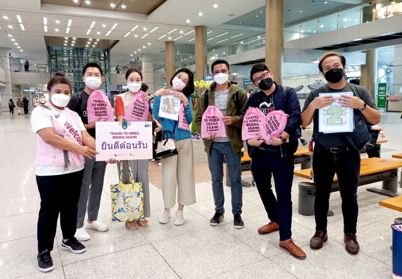 인천공항 도착후 환대센터 도우미로부터 선물을 받은 동남아 관광객들