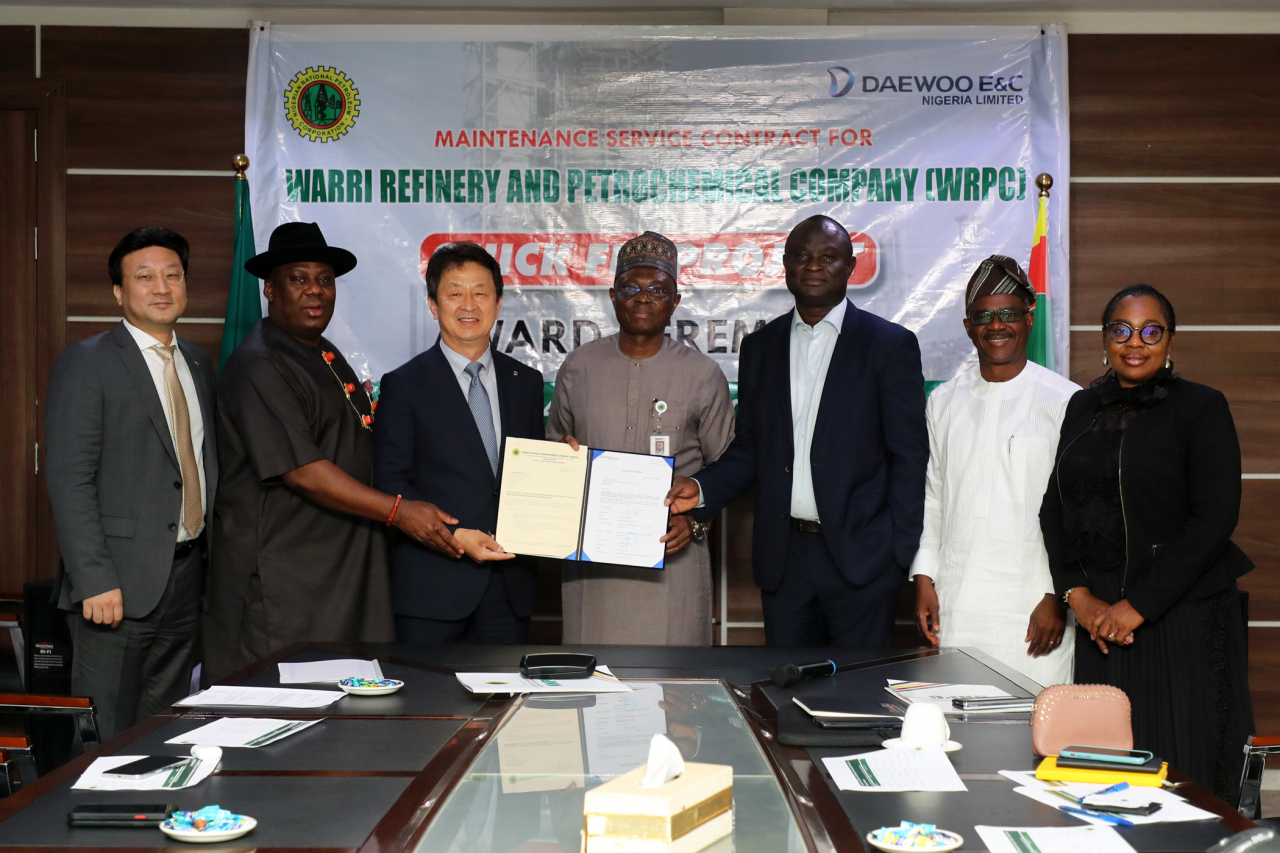 백정완 대우건설 대표이사(왼쪽에서 3번째)와 무스타파 야쿠부(Mr. Mustapha Yakubu) NNPC 정유부문장(왼쪽에서 4번째) 등 나이지리아측 인사들이 계약 체결 후 기념 촬영을 하고 있다[대우건설 제공]