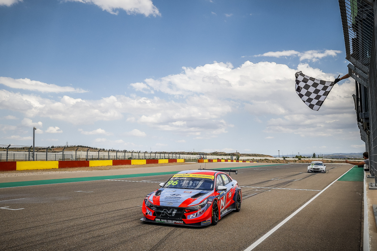 현대자동차 ‘엘란트라 N TCR(국내명 아반떼 N TCR)’이 ‘2022 WTCR’ 스페인 대회에서 결승선을 통과하고 있는 모습. [현대차 제공]