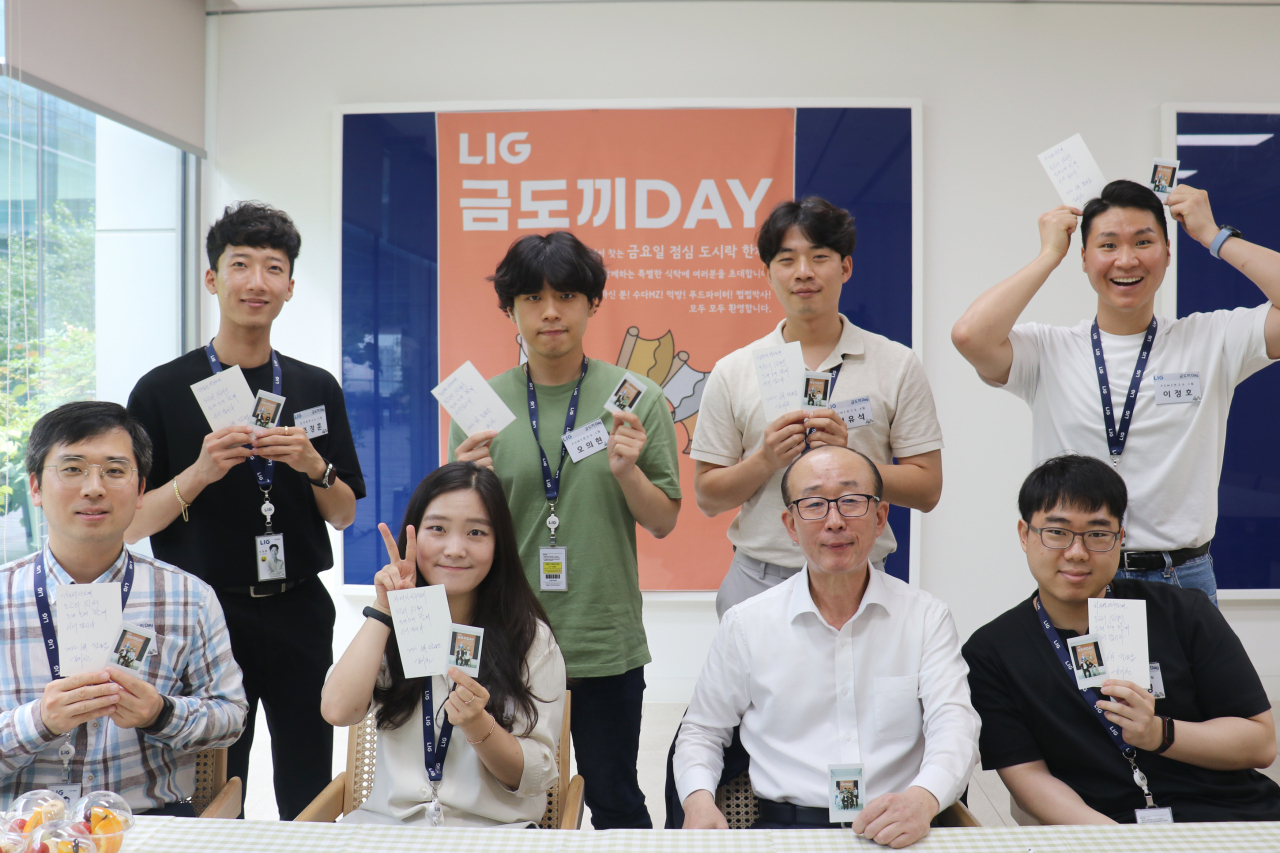 지난 24일 LIG넥스원 판교R&D센터에서 열린 '금도끼 데이'에 행사에서 김지찬(앞줄 오른쪽에서 두번째) 대표이사가 사원들에게 친필 엽서를 전달하고 기념사진을 촬영하고 있다. [LIG넥스원 제공]