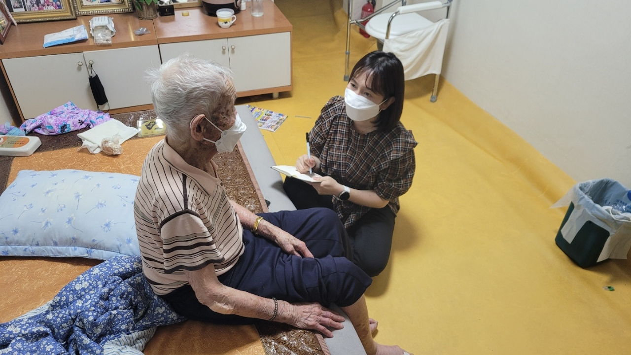 복지플래너 상담 모습. [중구 제공]