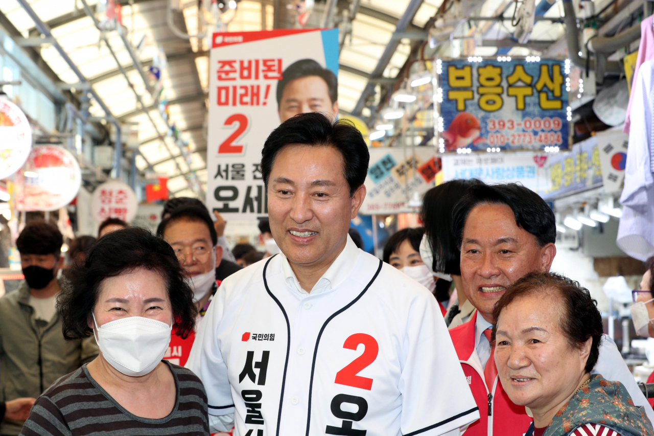 이성헌 서대문구청장 당선자가 선거 기간 오세훈 서울시장과 함께 서울 서대문구 영천시장을 찾아 지지자들과 기념촬영하고 있다. [연합]