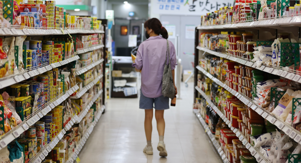 시민들이 서울 시내 한 마트에서 장을 보고 있다. [연합]