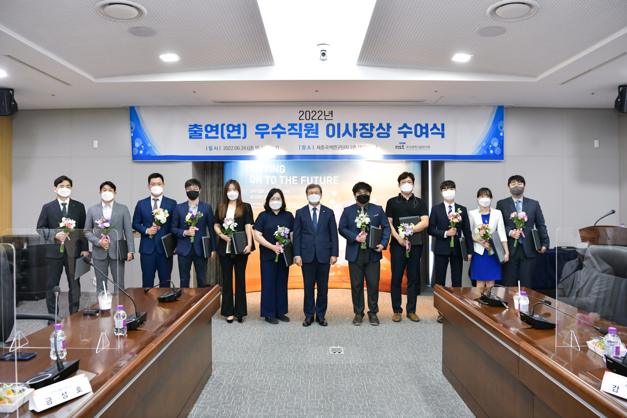 출연연 우수연구자 시상식 수상자들이 기념촬영을 하고 있다.[NST 제공]
