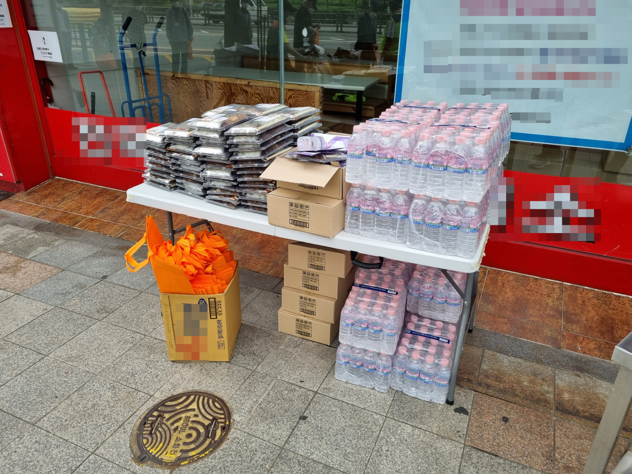 지난 25일 오전 서울 종로구 한국나눔연맹 천사무료급식소 종로지부에서 취약계층에게 나눠주기 위해 도시락과 물, 마스크 등을 비치해 놓고 있다. 김영철 기자