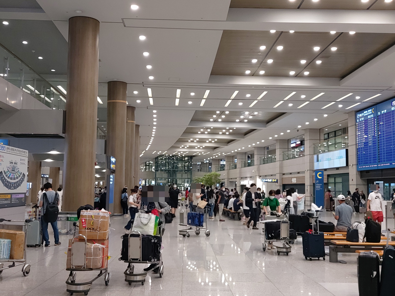 지난 26일 오후 인천 중구 인천국제공항 안의 모습. 시민들이 바쁘게 움직이고 있다. 김희량 기자
