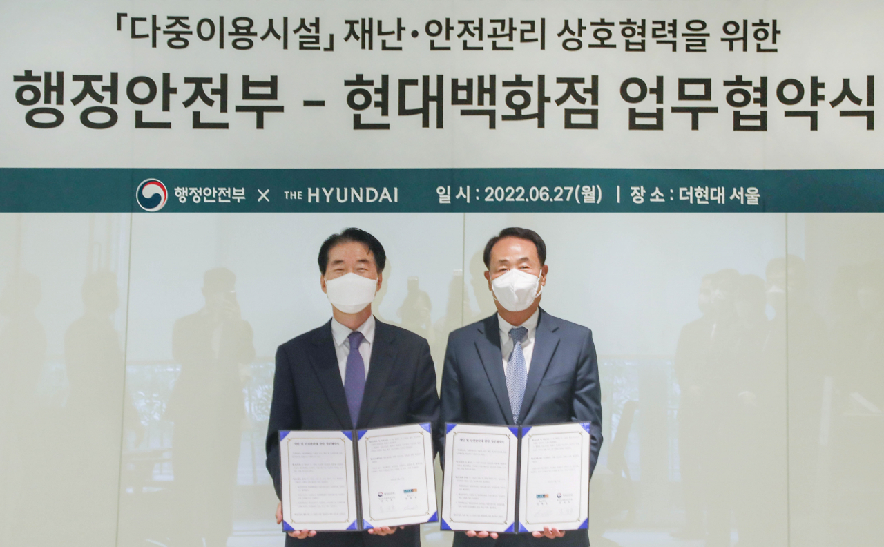 27일 서울 영등포구에 위치한 더현대 서울 6층에서 김형종 현대백화점 사장(사진 오른쪽)과 김성호 행정안전부 재난안전관리본부장 차관(사진 왼쪽)이 협약식을 마치고 기념 사진을 촬영하고 있는 모습.[현대백화점 제공]