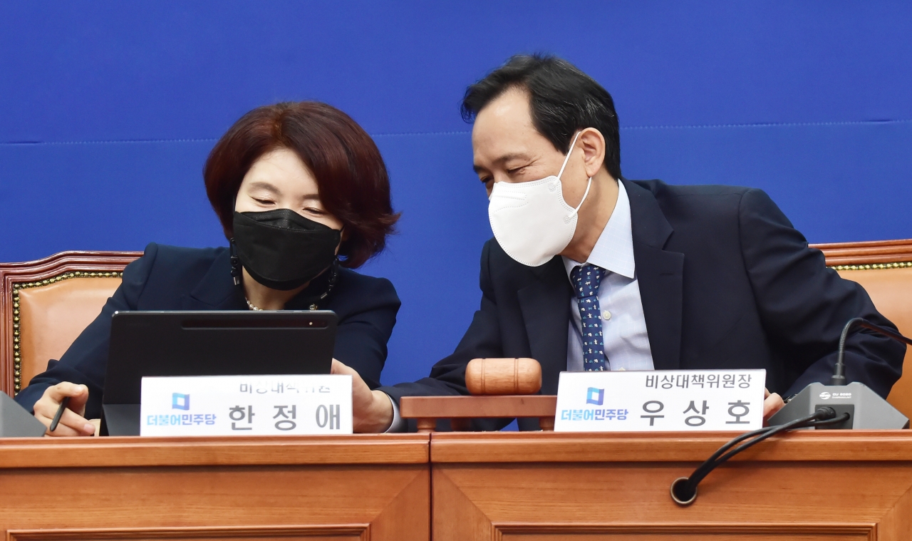 더불어민주당 우상호 비상대책위원장(오른쪽)과 한정애 비대위원이 27일 오전 서울 여의도 국회 당 대표 회의실에서 열린 비상대책위원회 회의에서 대화를 나누고 있다. [연합]