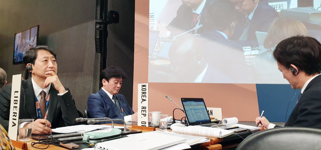 안덕근(왼쪽 첫번째) 산업통상자원부 통상교섭본부장이 14일(현지시간) 스위스 제네바에서 열린 '제12차 WTO 각료회의 수산보조금 협상'에 참석하고 있다. [산업통상자원부 제공]