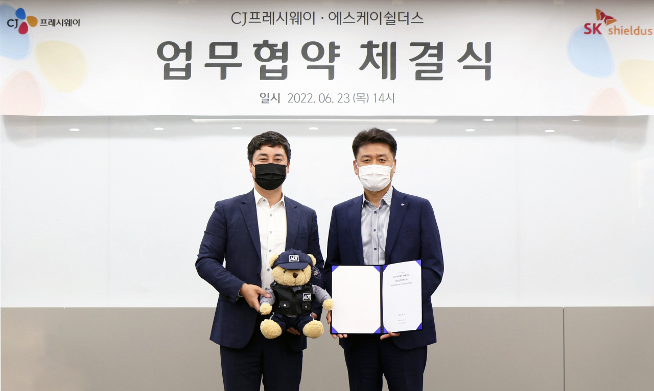 23일 서울 마포구 상암동에 위치한 CJ프레시웨이 본사에서 김윤호 SK쉴더스 전략사업그룹장(왼쪽)과 강연중 CJ프레시웨이 전략사업본부장이 업무협약 체결 후 기념촬영을 하고 있다. [SK쉴더스 제공]