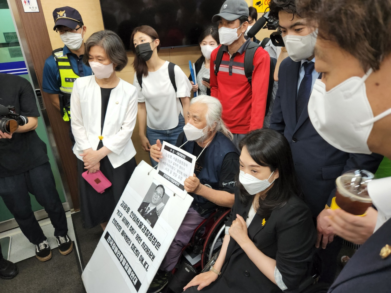 27일 오전 박경석 전국장애인차별철폐연대 상임공동대표와 최혜영 더불어민주당 의원이 지난 20일 김광호 서울경찰청장의 발언에 항의하는 기자회견을 진행한 뒤 서울 종로구 서울경찰청을 방문하는 모습. 이영기 수습기자