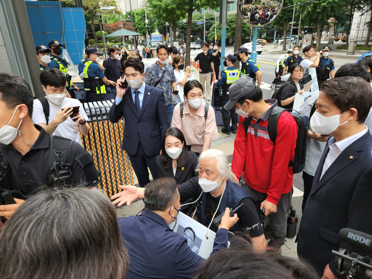 27일 오전 전국장애인차별철폐연대(전장연)가 서울 종로구 서울경찰청 앞에 도달한 모습. 박경석 전장연 상임공동대표와 최혜영 더불어민주당 의원이 서울청 안으로 들어가기 위해 관계자와 얘기를 나누고 있다. 이영기 수습기자