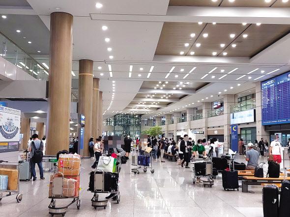 지난 26일 오후 인천 중구 인천국제공항 안에서 탑승객들이 바쁘게 움직이고 있다. 김희량 기자