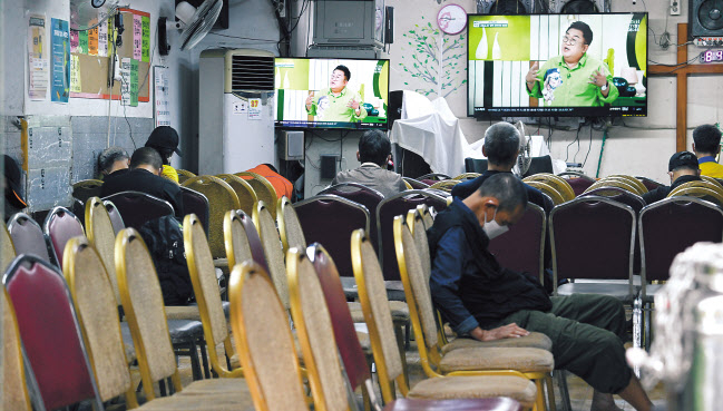 전년 대비 물가가 급격히 올라 극빈층을 대상으로 한 무료급식소 운영이 어려움을 겪고 있는 가운데 27일 서울 용산구 서울역 인근 무료급식소를 찾은 사람들이 대기하고 있다. 다들 어깨를 축 늘어뜨린 모습이 안쓰럽다. 임세준 기자