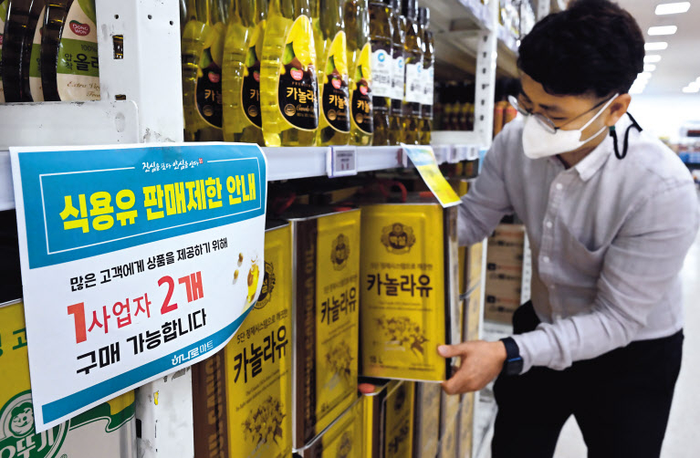 고물가로 국민의 경제적 고통이 심화하고 있는 가운데 특히 저소득층과 취약계층의 고통이 더 커지고 있다. 식료품·비주류음료, 주거·수도·광열 물가가 오르면서 서민층이 겪는 체감 인플레이션 고통이 앞으로 더 가중될 수 있다는 우려가 나온다. 27일 서울 서초구 농협하나로마트 양재점에서 직원들이 제한 판매하고 있는 밀가루 포대를 진열하고 있다(위쪽). 한 고객이 식용유 제품을 살펴보고 있다. 임세준 기자