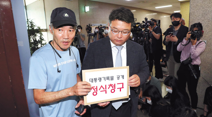 2020년 서해상에서 북한군에 사살된 해양수산부 공무원 이대준 씨의 형 이래진씨(왼쪽)와 유족의 법률대리인 김기윤 변호사가 27일 오전 우상호 더불어민주당 비상대책위원장과의 면담을 위해 국회 민주당 대표실로 들어서고 있다. 이상섭 기자