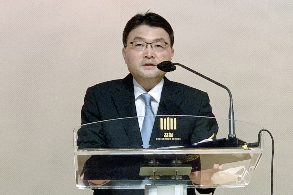 이수권(54·사법연수원 26기) 신임 광주지방검찰청장은 27일 청사에서 열린 취임식을 가졌다.