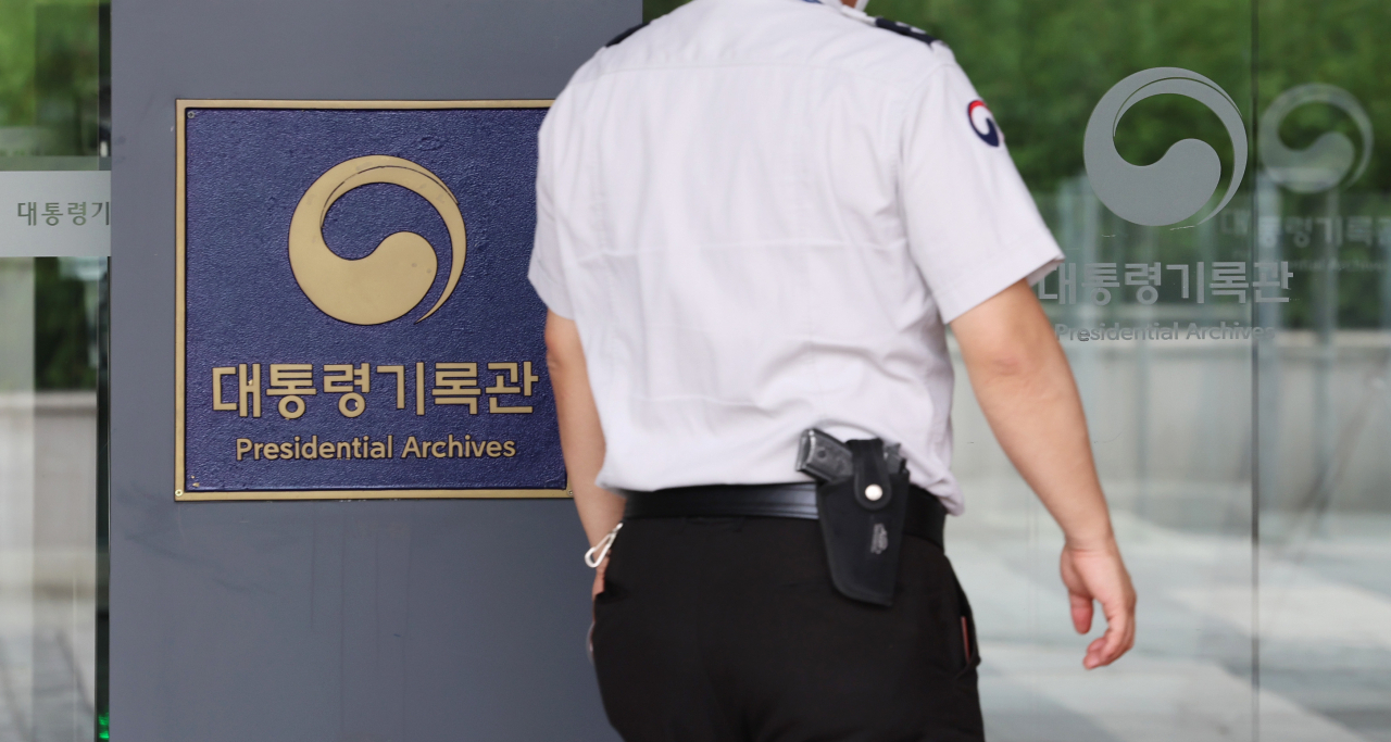 23일 해양수산부 공무원 고 이대준 씨가 북한군 총격에 숨진 사건과 관련해 유족이 대통령기록물 공개를 청구했으나 대통령기록관이 "존재 여부를 확인할 수 없다"면서 불응한 것으로 알려졌다.[연합]