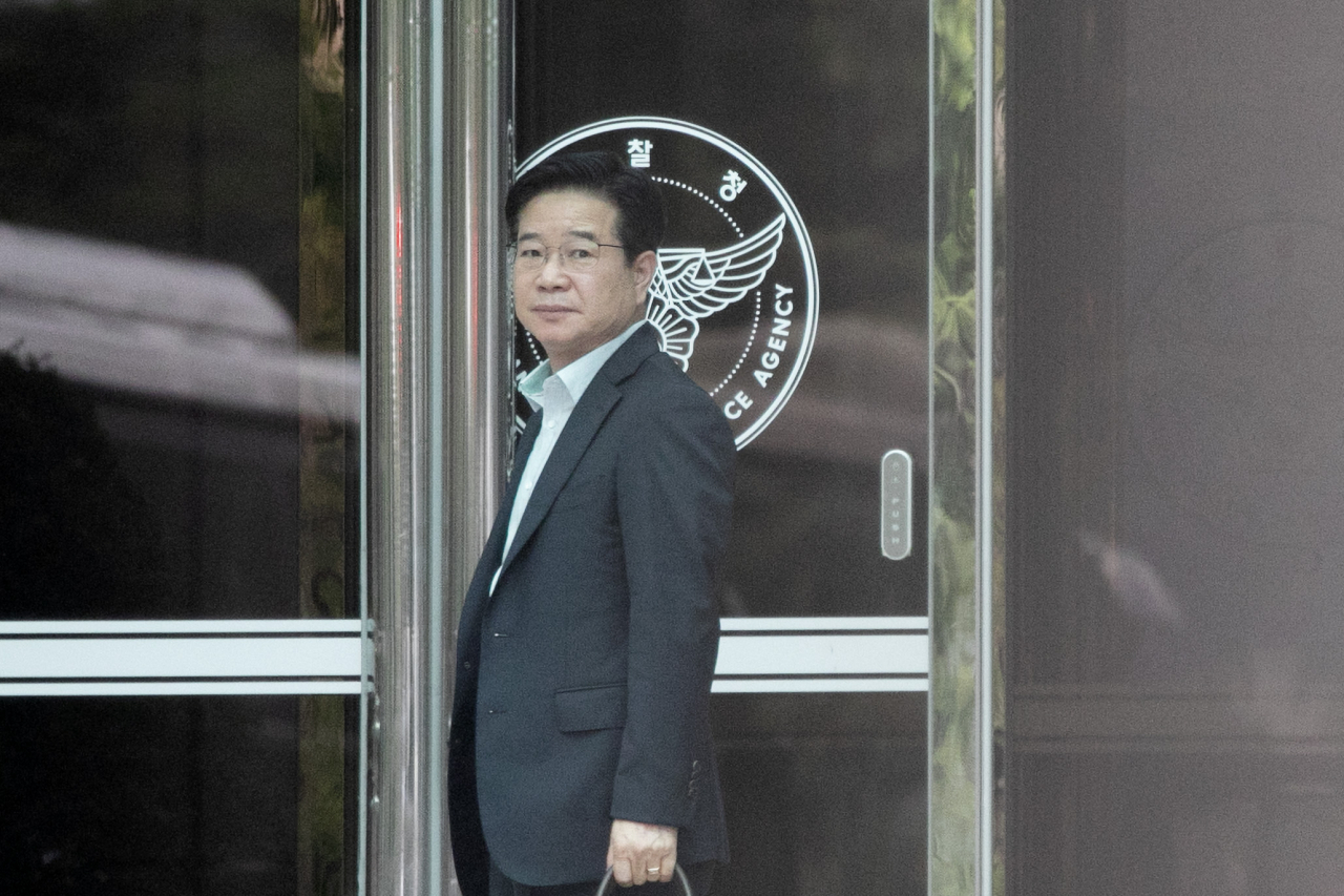 김창룡 경찰청장이 27일 오전 서울 서대문구 경찰청으로 출근하고 있다. 김 청장은 이날 출근 후 사의를 표명했다.[연합]