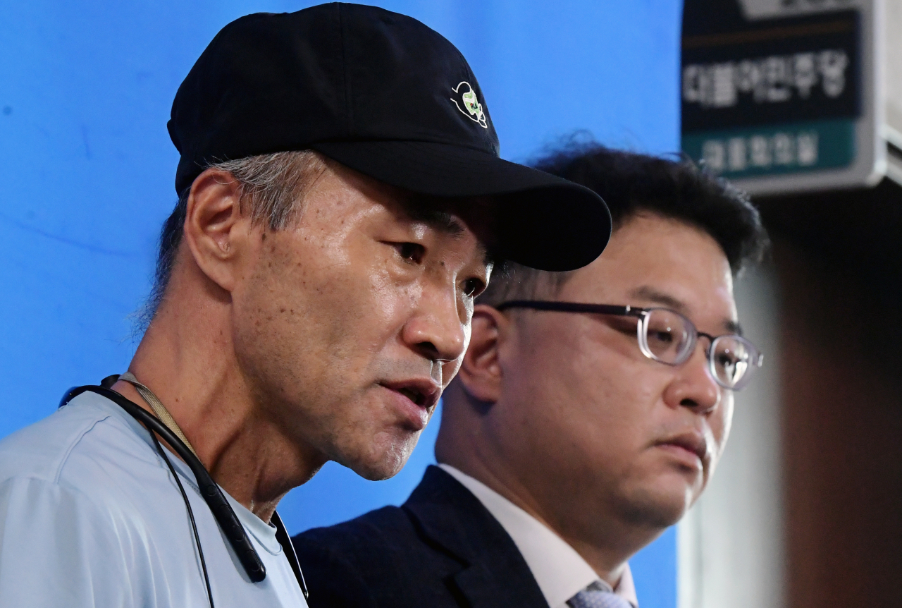 2020년 서해상에서 북한군에 사살된 해양수산부 공무원 이대준 씨의 형 이래진 씨(왼쪽)와 유족의 법률대리인 김기윤 변호사가 27일 오전 더불어민주당 우상호 비대위원장을 만나기 전 국회 민주당 대표실 앞에서 취재진에게 '대통령기록물 공개' 요청안을 설명하고 있다. [연합]
