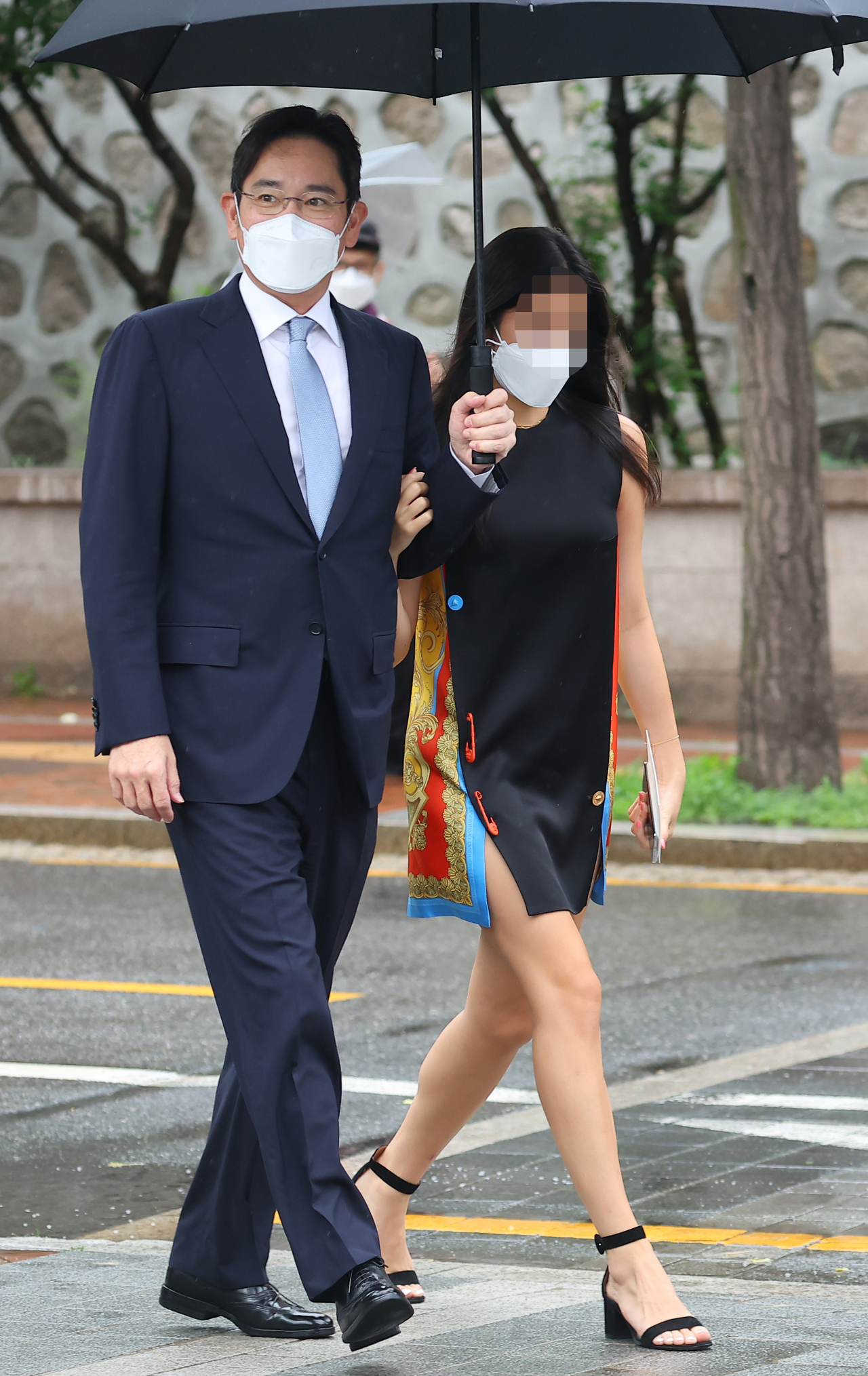 이재용 삼성전자 부회장이 27일 정의선 현대차그룹 회장 장녀 진희씨 결혼식이 열리는 서울 중구 정동교회로 딸과 함께 들어가고 있다. [연합]