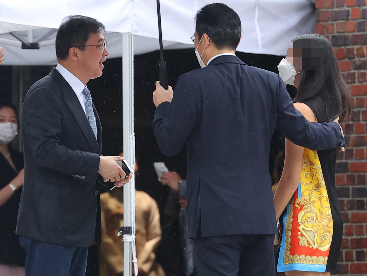 이재용 삼성전자 부회장이 27일 서울 중구 정동교회에서 열린 정의선 현대차그룹 회장 장녀 진희씨 결혼식에 참석해 최재원 SK 수석부회장과 인사를 나누며 자신의 딸을 소개하고 있다. [연합]