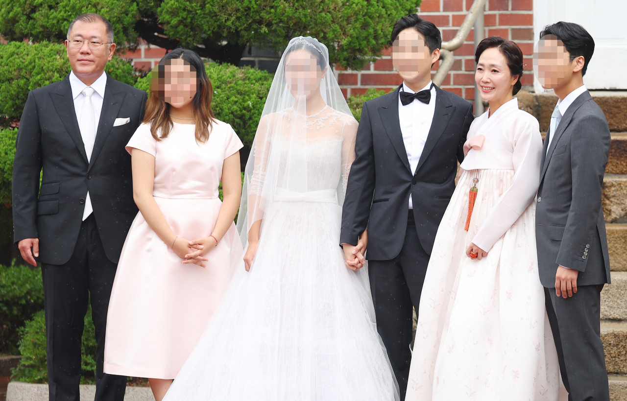 정의선 현대차그룹 회장과 부인 정지선씨가 27일 오전 장녀 진희씨 결혼식이 열리는 서울 중구 정동교회에서 가족사진을 찍고 있다. [연합]