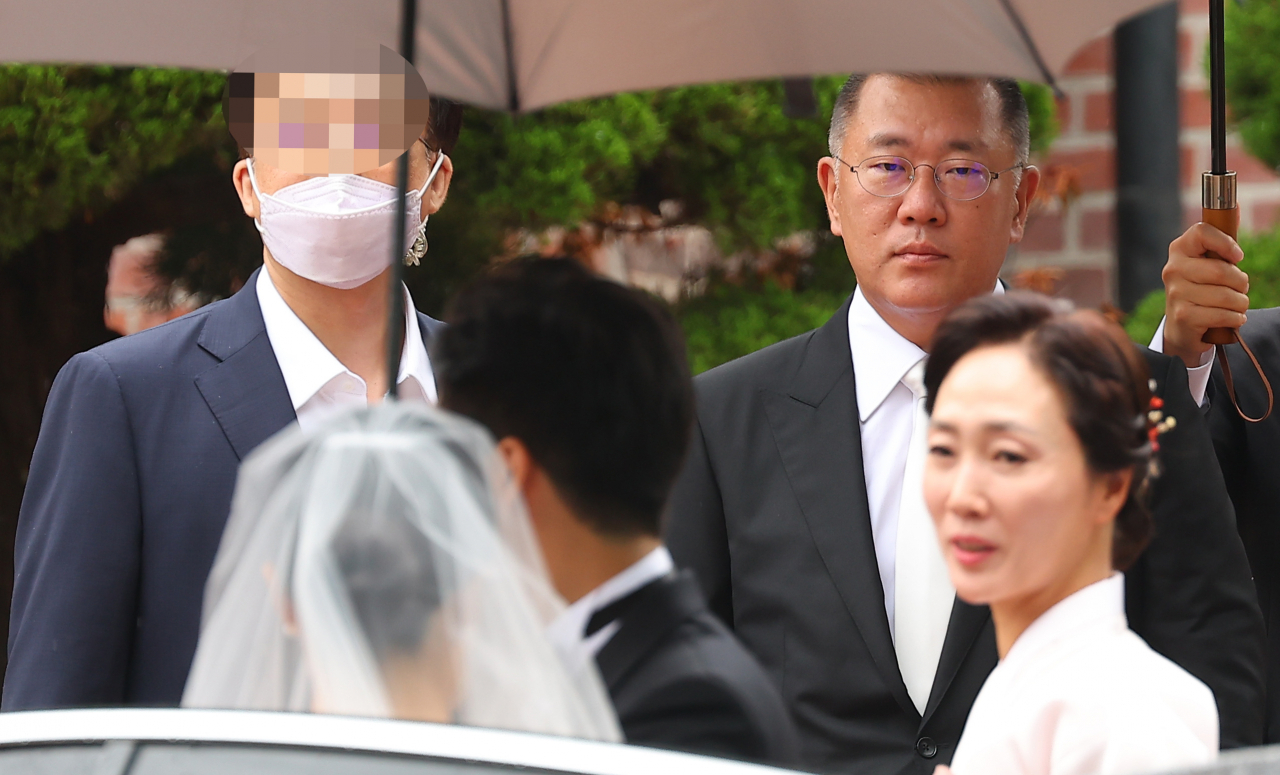 정의선 현대자동차그룹 회장과 부인 정지선 씨가 27일 오전 장녀 진희씨 결혼식이 열리는 서울 중구 정동교회에서 드레스를 입은 딸을 바라보고 있다. [연합]