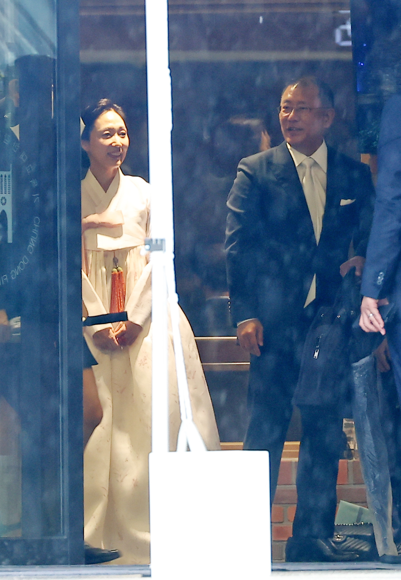 정의선 현대자동차그룹 회장과 부인 정지선씨가 27일 서울 중구 정동교회에서 열린 딸 진희씨 결혼식에서 하객들을 맞이하고 있다. [연합]