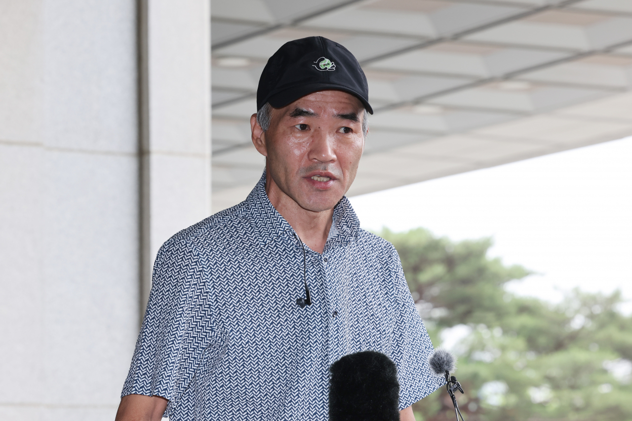 2020년 9월 북한군이 피살한 해양수산부 공무원 고(故) 이대준 씨의 형 이래진 씨가 22일 오전 서울 서초구 중앙지검 앞에서 서훈 전 국가안보실장, 김종호 전 청와대 민정수석, 이광철 전 민정비서관을 공무집행방해 혐의로 고발하기에 앞서 기자회견을 하고 있다. [연합]