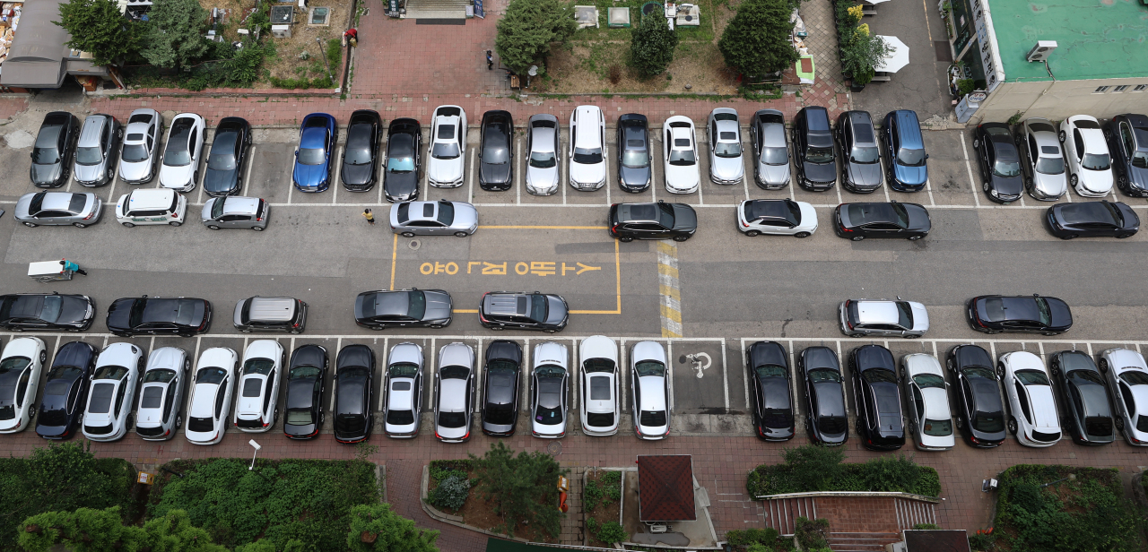 A parking lot at an apartment complex in Seoul is packed with cars. An increasing number of drivers use public transportation instead of private vehicles due to high oil prices. (Yonhap)
　