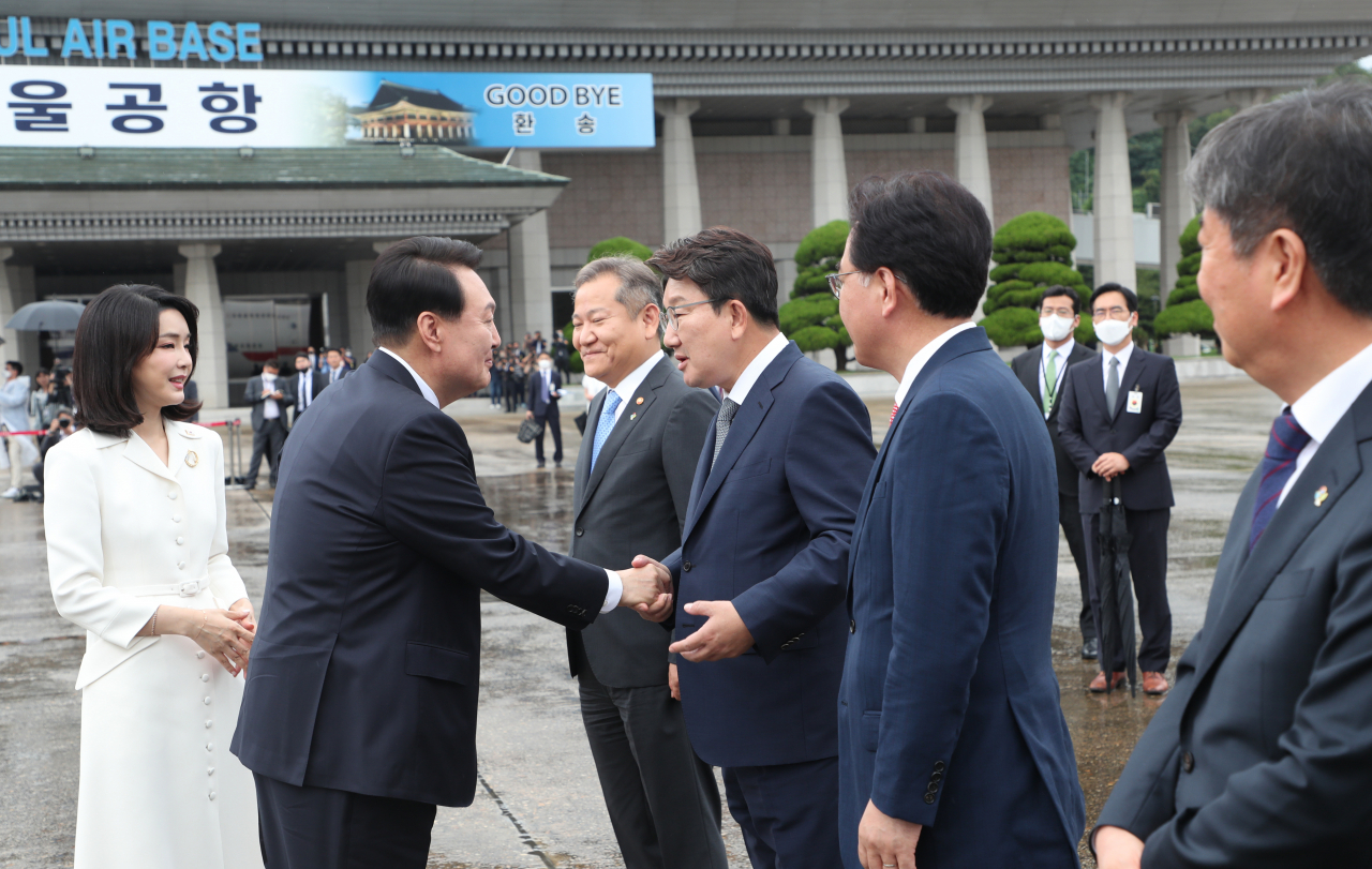 尹대통령 첫 출국 환송은 권성동 몫…불참한 이준석은 여의도에