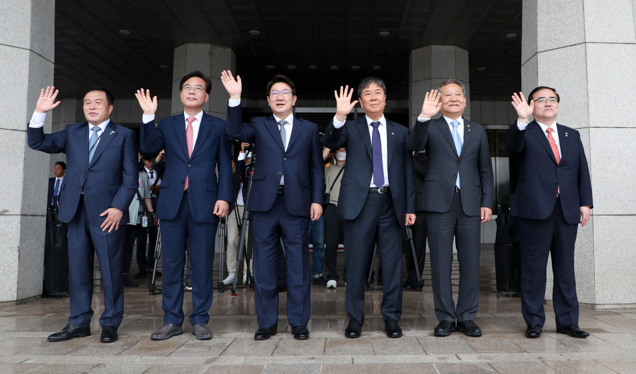 尹대통령 첫 출국 환송은 권성동 몫…불참한 이준석은 여의도에