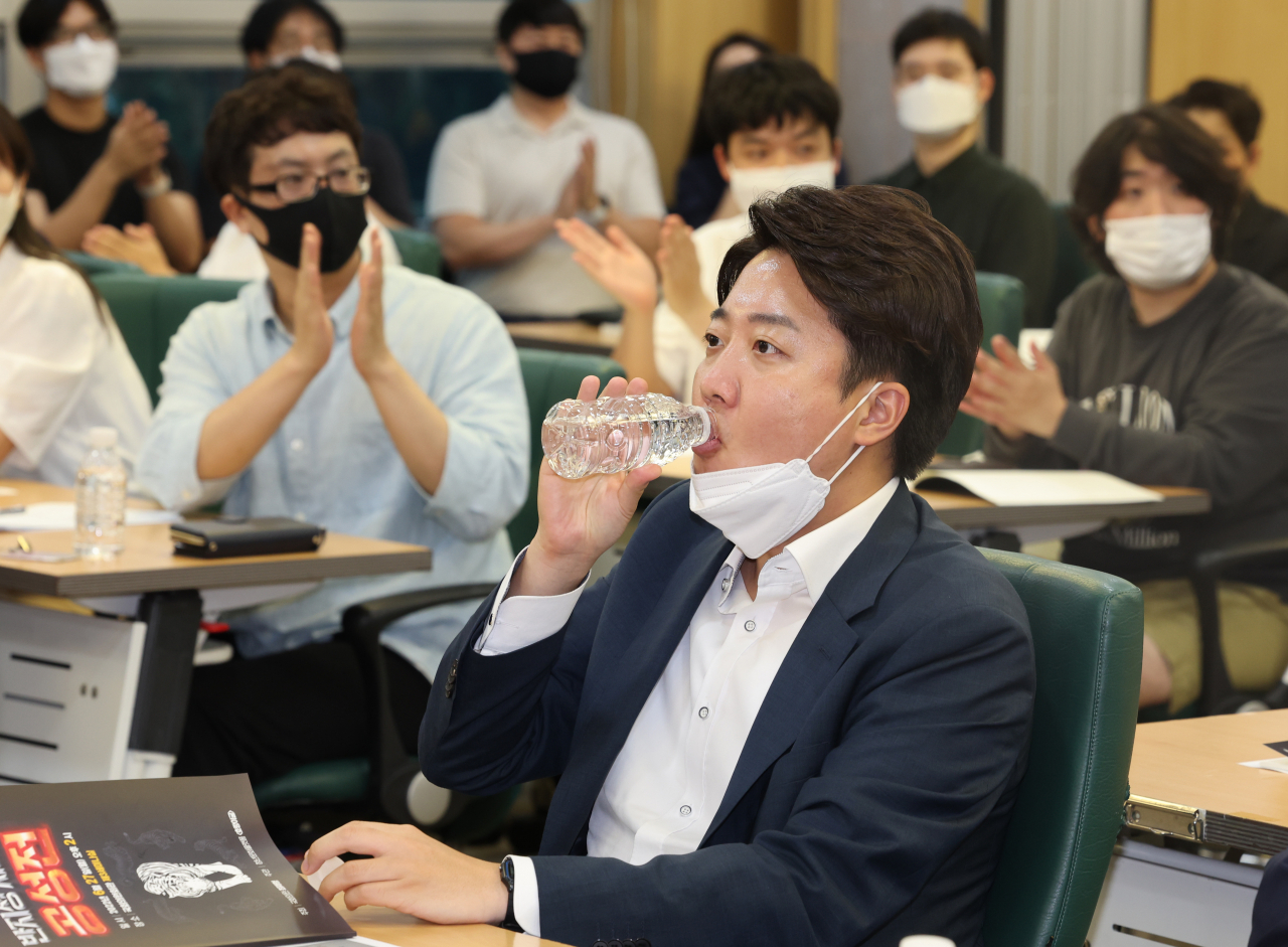 국민의힘 이준석 대표가 27일 국회 의원회관에서 최재형 의원실 주최로 열린 '반지성 시대의 공성전' 세미나에서 물을 마시고 있다. [연합]
