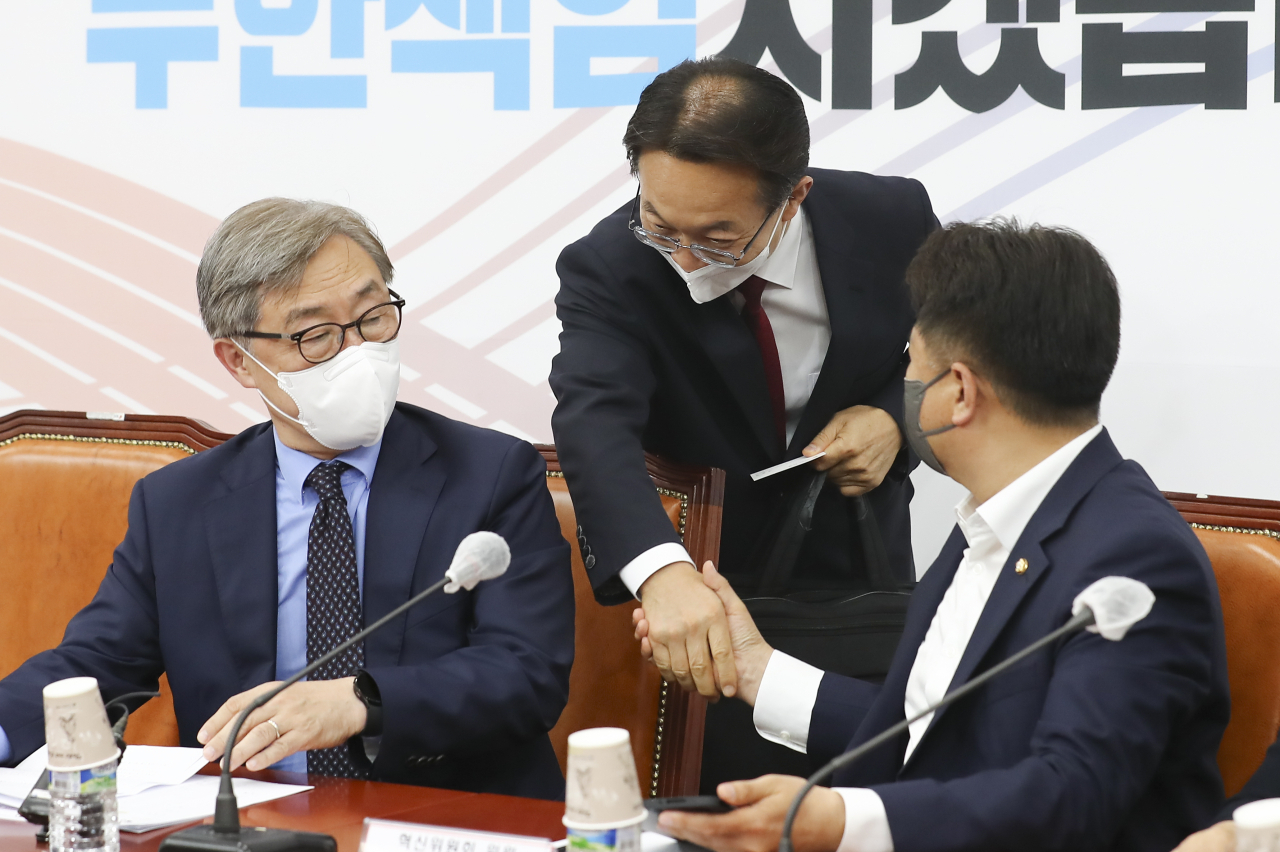 국민의힘 최재형 혁신위원장이 27일 오후 서울 여의도 국회에서 열린 혁신위원회 제1차 전체회의에서 조해진 의원과 대화하고 있다. [연합]