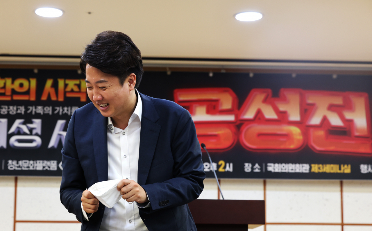 국민의힘 이준석 대표가 27일 국회 의원회관에서 최재형 의원실 주최로 열린 '반지성 시대의 공성전' 세미나에서 축사를 마친 뒤 단상에서 내려오고 있다. [연합]