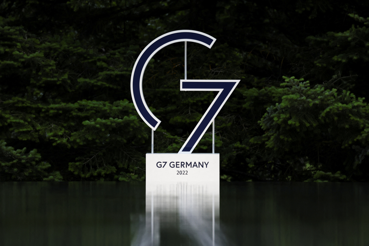 독일 바이에른주 엘마우성에서 G7 정상회의 이틀째인 27일(현지시간) G7 상징 조형물의 모습이다. [로이터]