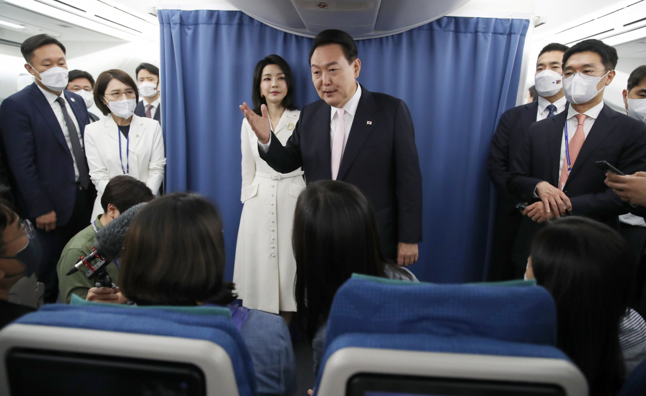 윤석열 대통령과 김건희 여사가 27일(현지시간) 스페인 마드리드로 향하는 공군 1호기 기내에서 취재진을 만나 질문에 답하고 있다. [연합]