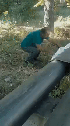 러시아군 다연장로켓시스템(MLRS)에서 발사한 미사일이 리시찬스크의 민간 물탱크를 타격해 물을 긷고 있던 민간인 8명이 숨지고 21명이 부상을 입는 일이 발생했다. 한 유가족이 시신 신원을 확인하고 슬픔에 잠긴 모습. [Emine Dzheppar 트위터 캡처]