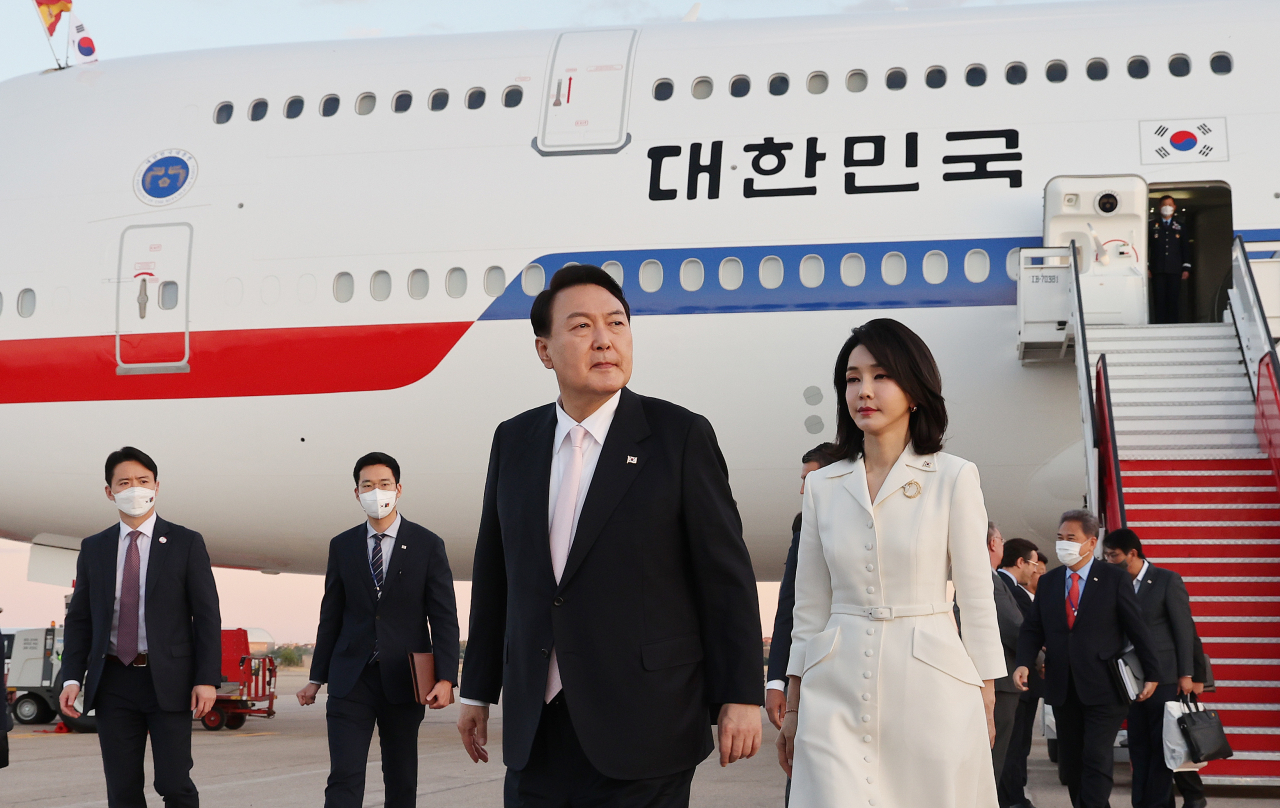 윤석열 대통령과 김건희 여사가 북대서양조약기구(나토) 정상회의 참석을 위해 지난 6월 27일(현지시간) 스페인 마드리드 바라하스 국제공항에 도착, 공군 1호기에서 내리고 있다. [연합]